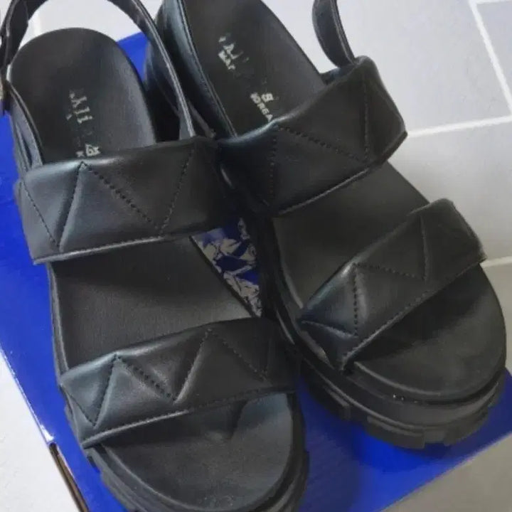 [SOLD OUT] 통굽 블랙 샌들 사이즈 240