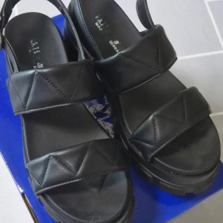 [SOLD OUT] 통굽 블랙 샌들 사이즈 240