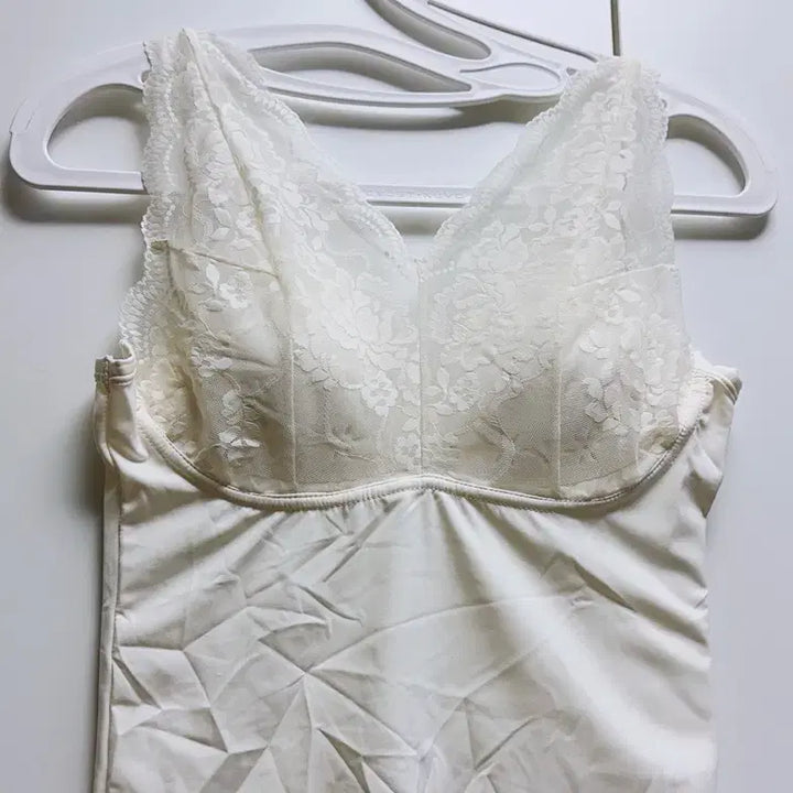 [BUNJANG] Lace Cup-Built Sleeveless Underwear - White / 레이스 캡내장 슬리브리스 화이트 언더웨어