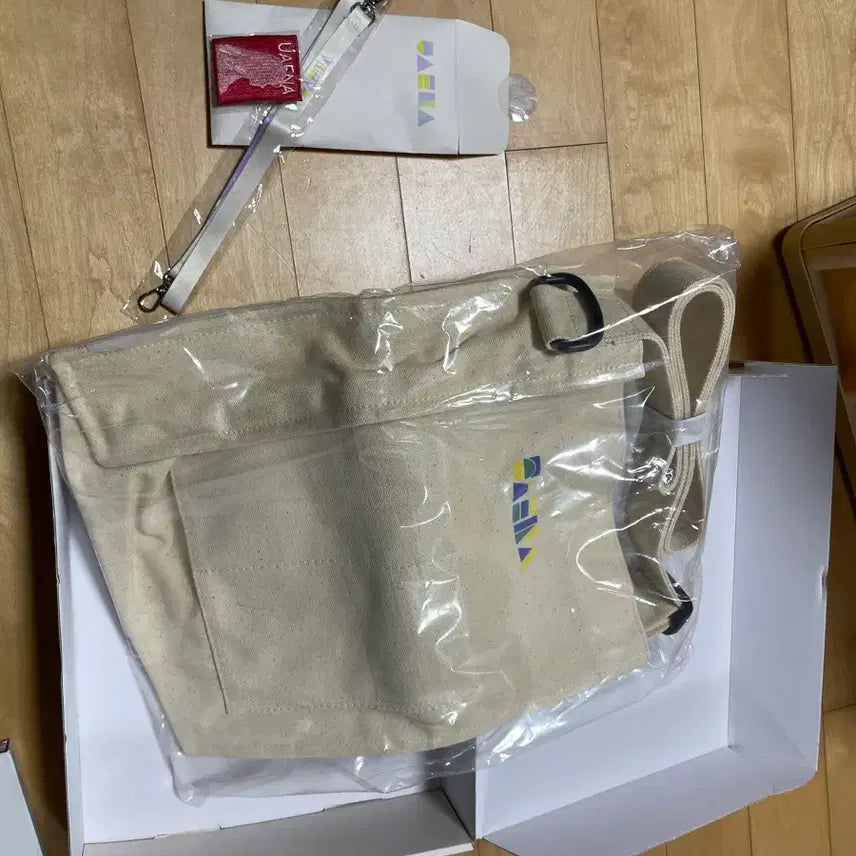 [BUNJANG] IU Uaena Eco Bag + Badge Strap Set / 아이유 Uaena 에코백 + 뱃지 스트랩 세트