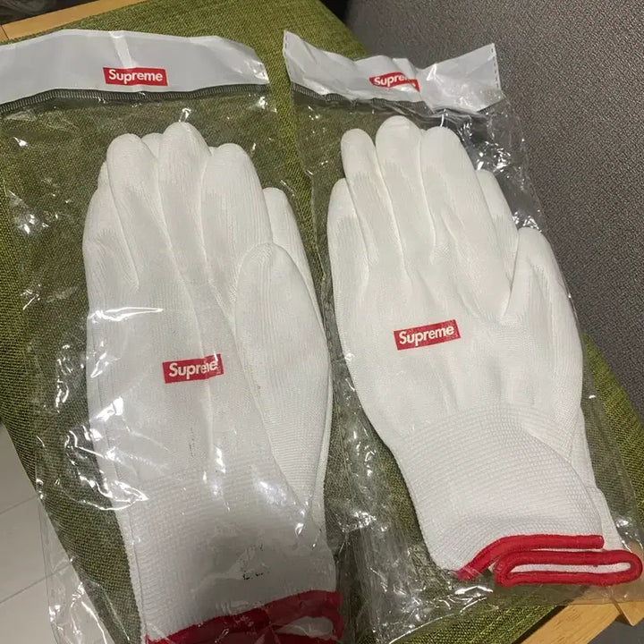 [BUNJANG] Supreme Gloves White Red Logo / 슈프림 장갑