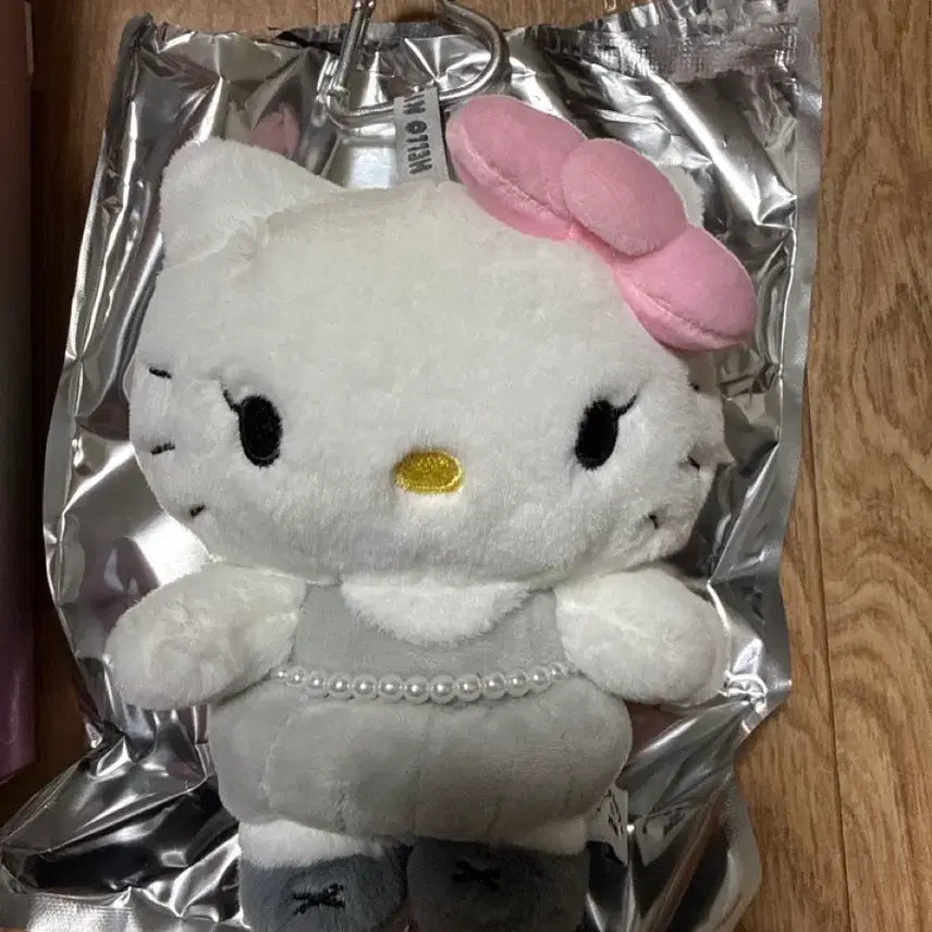 [BUNJANG] Hello Kitty Jisoo Pink Gray Item / 헬로키티 지수 (핑크그레이)