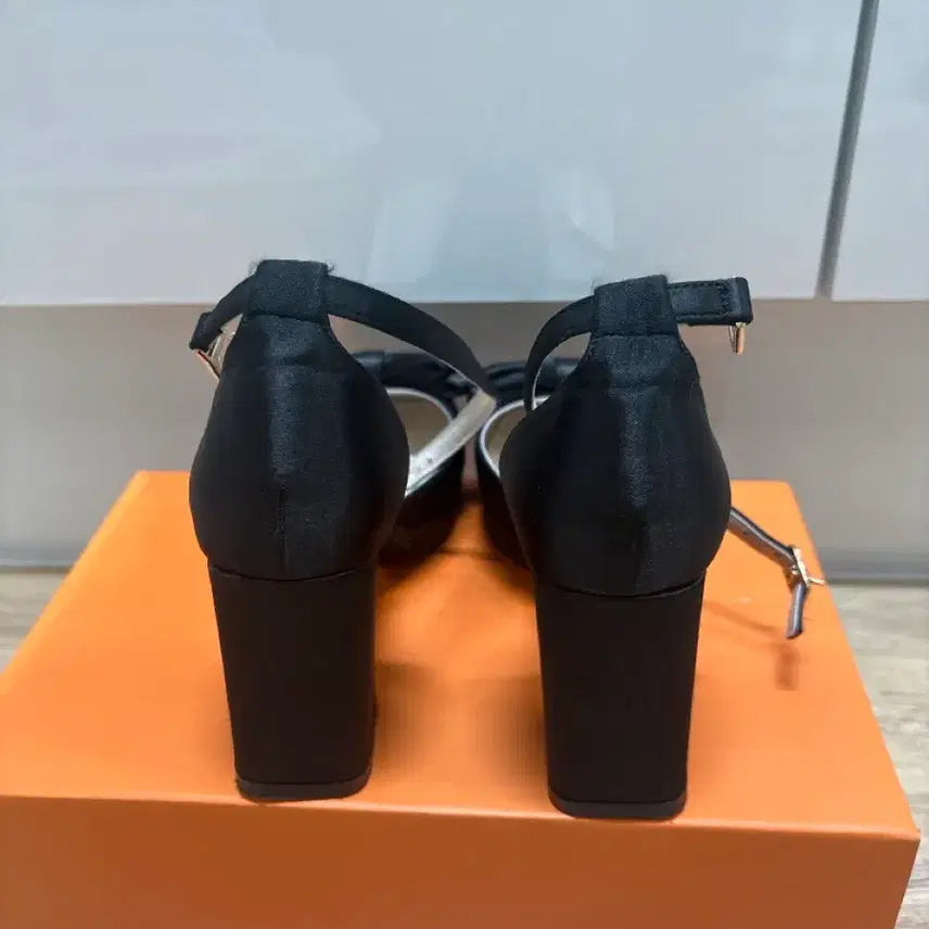 [BUNJANG] Black Satin Mary Jane Heels / 세틴원단 블랙 메리제인 구두 235/9cm