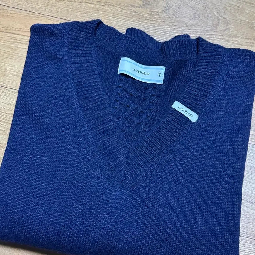 [BUNJANG] Waveis Hoyriger V-Neck Knit Navy / 웨이비니스 호이리거 브이넥 니트 네이비1