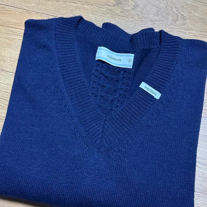 [BUNJANG] Waveis Hoyriger V-Neck Knit Navy / 웨이비니스 호이리거 브이넥 니트 네이비1