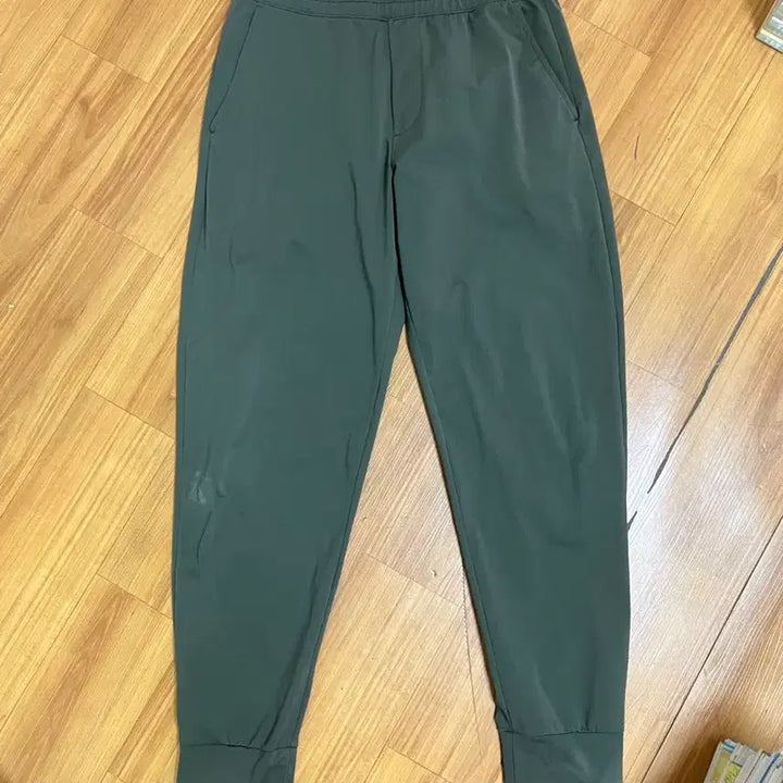[BUNJANG] Uniqlo Jogger Pants (Dark Khaki) - Size M / 유니클로 조거팬츠 M