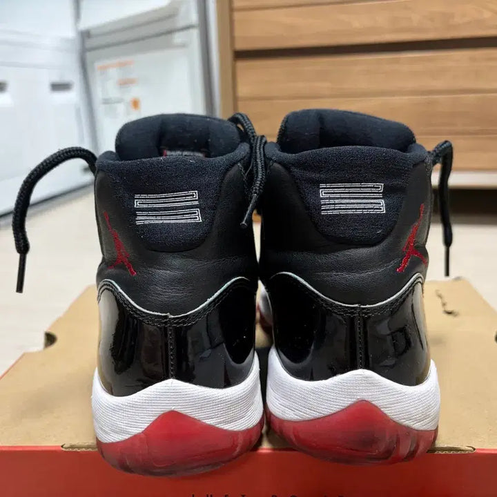 [BUNJANG] Nike Air Jordan 11 Bred Mid 2019 Sneakers / 조던11 브레드 미드 2019 265 사이즈