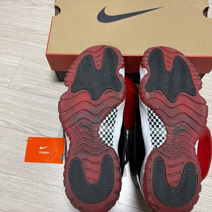 [BUNJANG] Nike Air Jordan 11 Bred Mid 2019 Sneakers / 조던11 브레드 미드 2019 265 사이즈