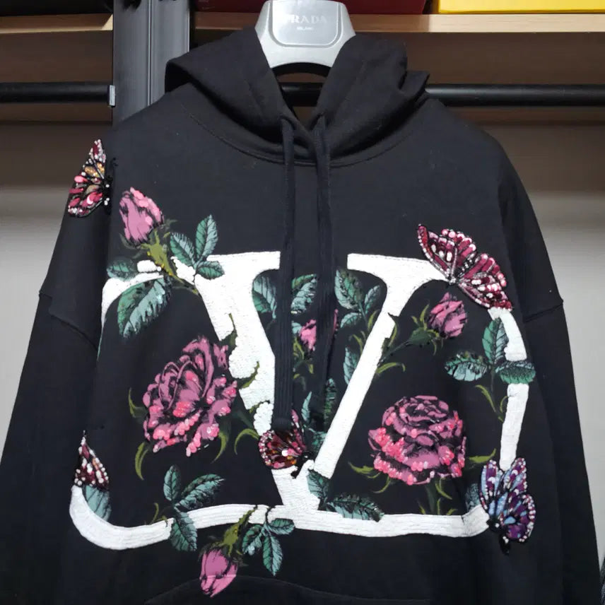 [BUNJANG] Valentino V Logo Sequin and Bead Embellished Oversized Hoodie / 발렌티노 블랙 V로고 스팽글+비즈장식 오버사이즈 여성 후드풀오버 100