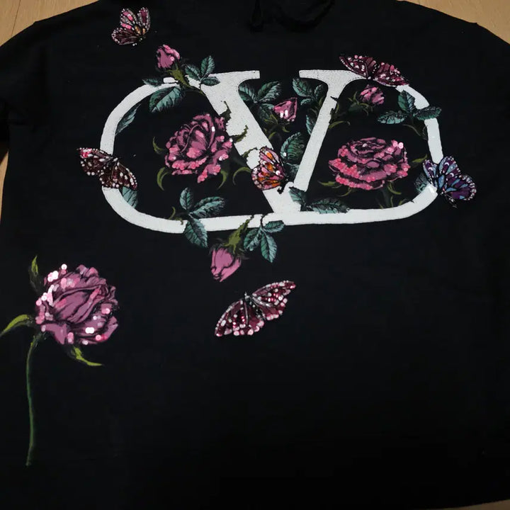 [BUNJANG] Valentino V Logo Sequin and Bead Embellished Oversized Hoodie / 발렌티노 블랙 V로고 스팽글+비즈장식 오버사이즈 여성 후드풀오버 100