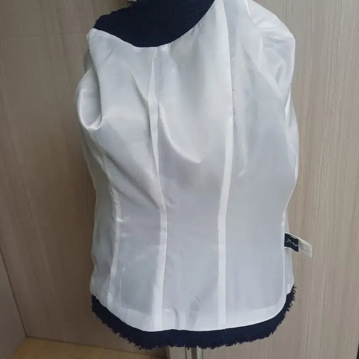[BUNJANG] Tweed Gold Chain Embellished Jacket / 트위드 금장 체인 장식 자켓