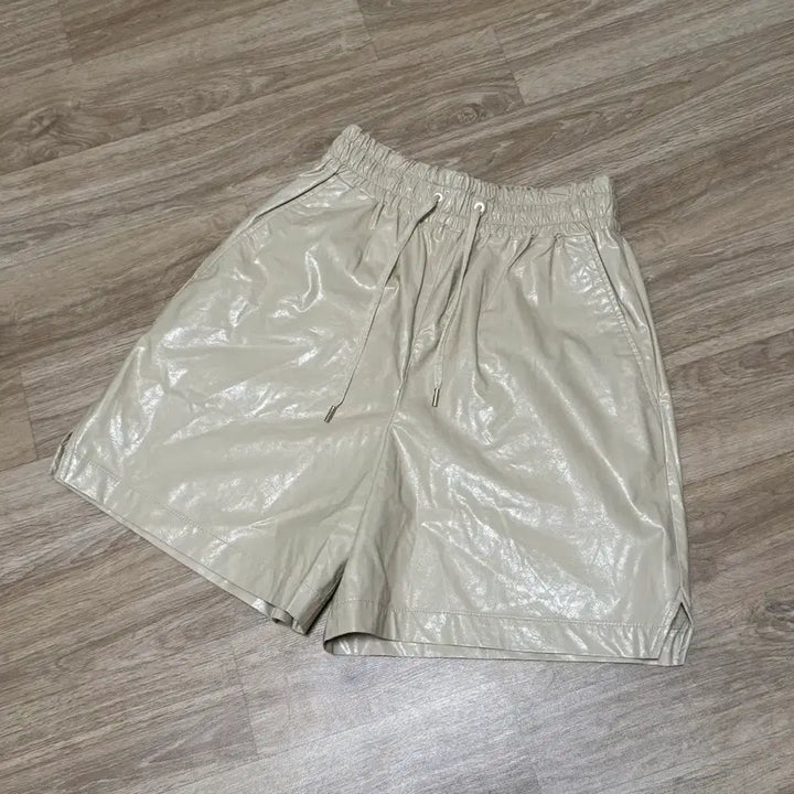 [BUNJANG] TIME Ivory Faux Leather Banding Shorts / TIME 레더 밴딩 반바지 아이보리