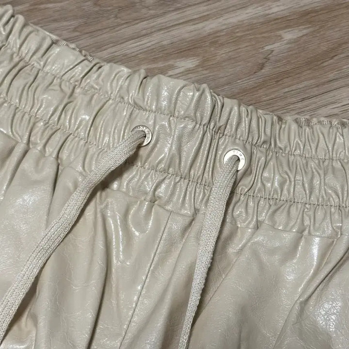 [BUNJANG] TIME Ivory Faux Leather Banding Shorts / TIME 레더 밴딩 반바지 아이보리