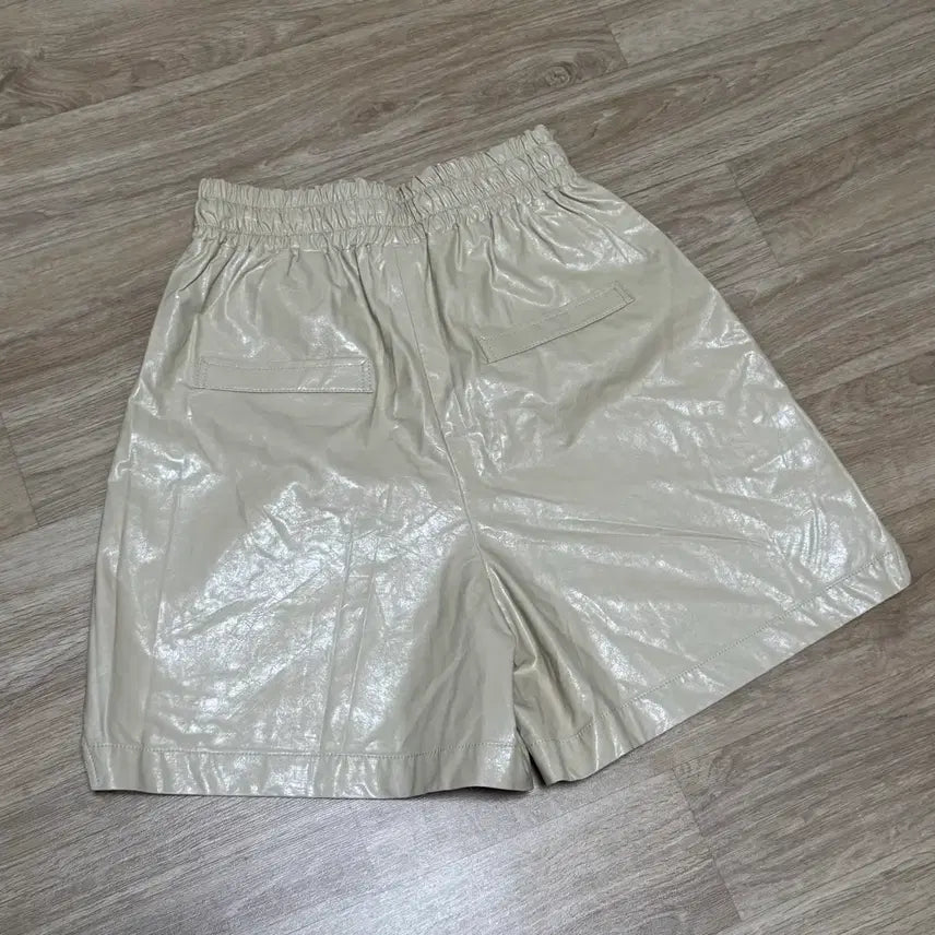[BUNJANG] TIME Ivory Faux Leather Banding Shorts / TIME 레더 밴딩 반바지 아이보리