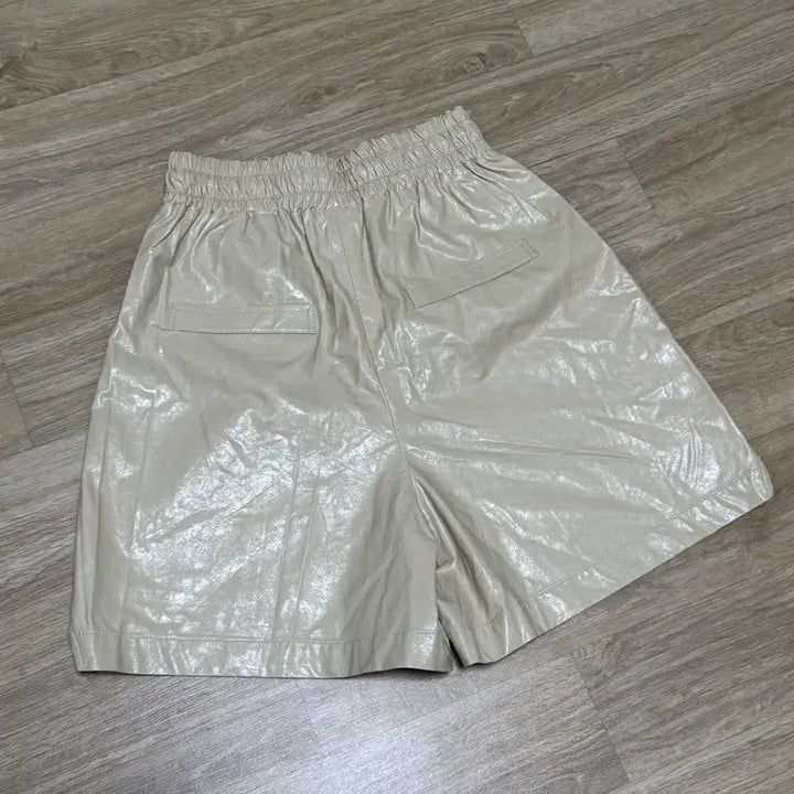 [BUNJANG] TIME Ivory Faux Leather Banding Shorts / TIME 레더 밴딩 반바지 아이보리