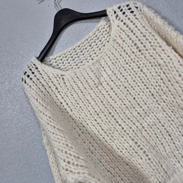 [BUNJANG] Loose Fit Crop V-Neck Knit Top / 루즈핏 크롭 브이넥 니트티 프리