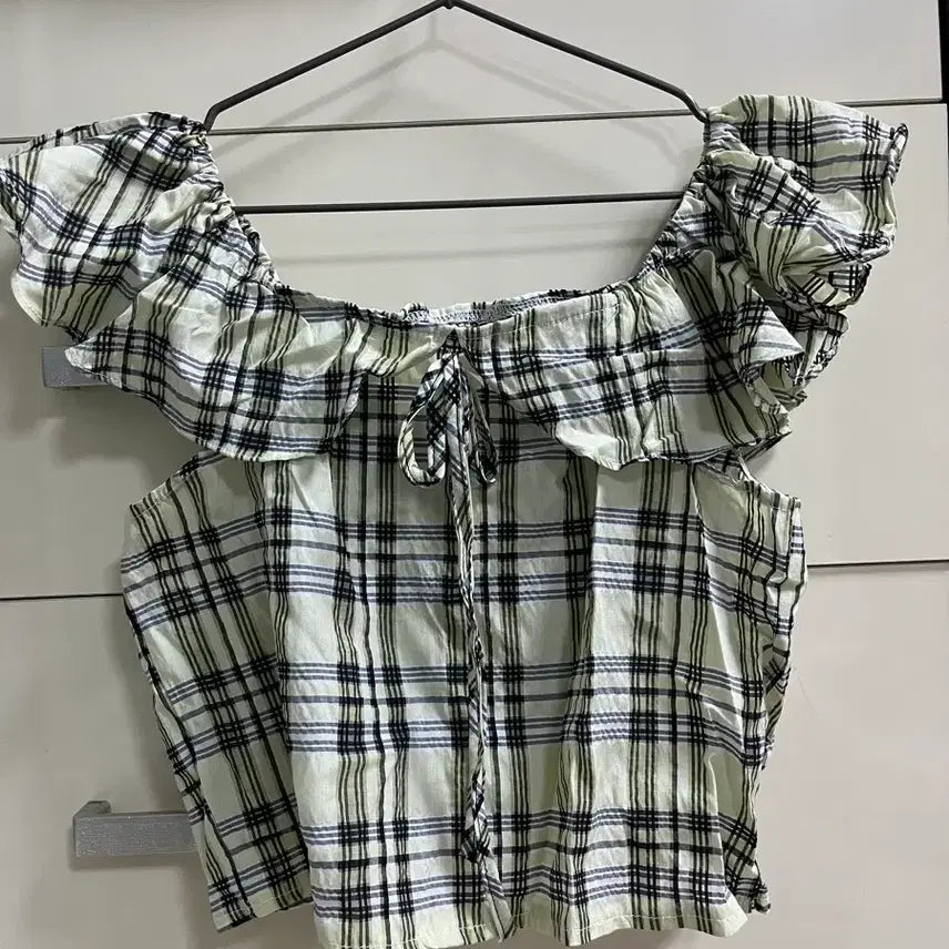 [BUNJANG] Off-Shoulder Ruffle Crop Top / 체크 오프숄더 블라우스 셔링 크롭탑