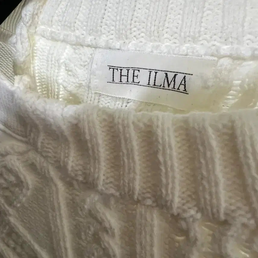 [BUNJANG] The Ilma Cable Knit Crop Top / 더일마( the ilma) 크롭 니트