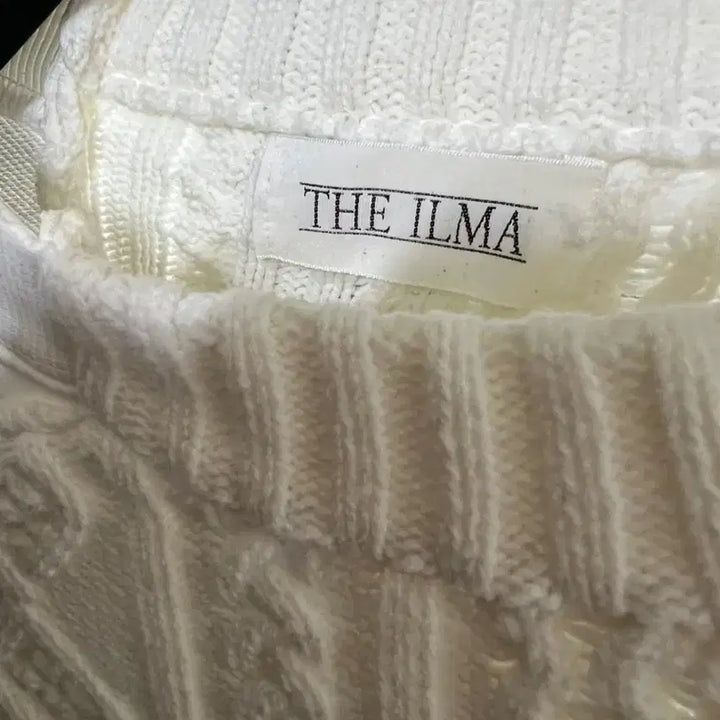 [BUNJANG] The Ilma Cable Knit Crop Top / 더일마( the ilma) 크롭 니트