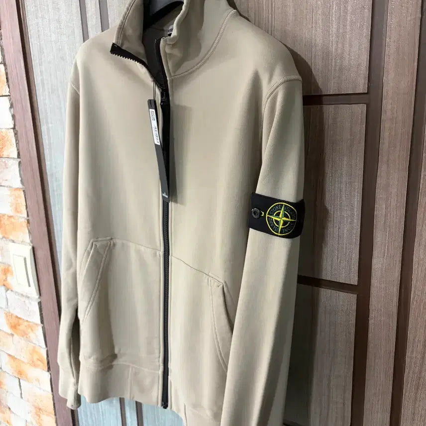 [SOLD OUT] 새상품(S)스톤아일랜드 와펜 패치 하이넥 집업 베이지