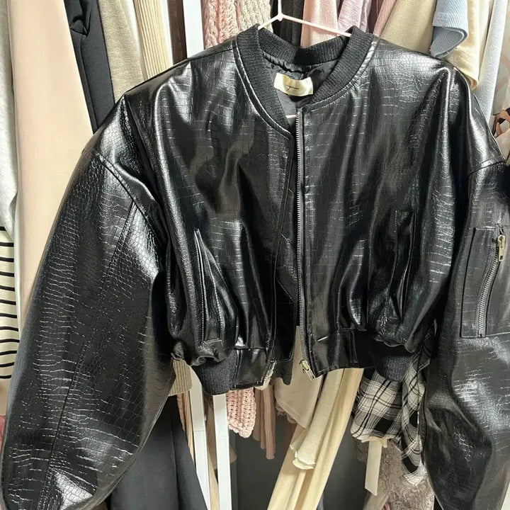 [BUNJANG] Mijeme Black Leather Crop Jacket / 미젬므 자체제작 블랙 레더 크랙 어깨패드 크롭자켓