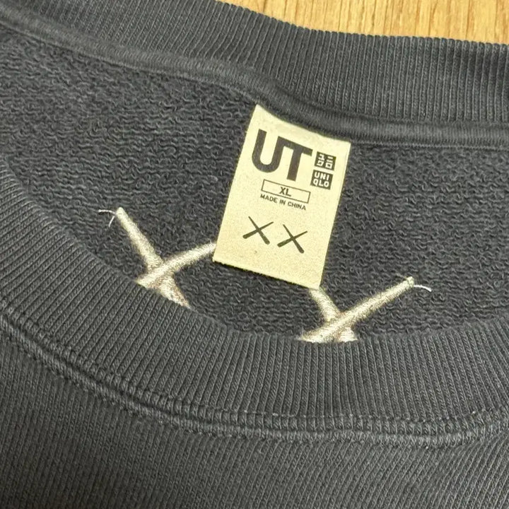 [BUNJANG] Uniqlo KAWS Collaboration Crewneck Sweatshirt / [XL] UT x KAWS 콜라보 유니클로 카우스 맨투맨