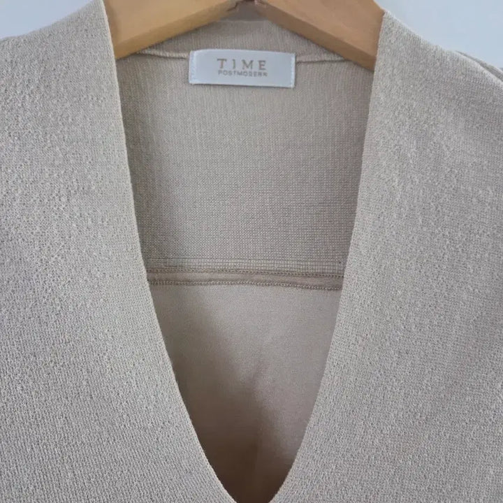 [BUNJANG] TIME Beige V-neck Knit Sweater / 한섬 TIME 베이지 브이넥 니트 / 고급 오피스룩 / 55~66