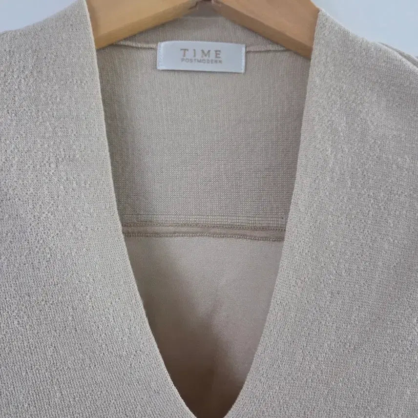 [BUNJANG] TIME Beige V-neck Knit Sweater / 한섬 TIME 베이지 브이넥 니트 / 고급 오피스룩 / 55~66