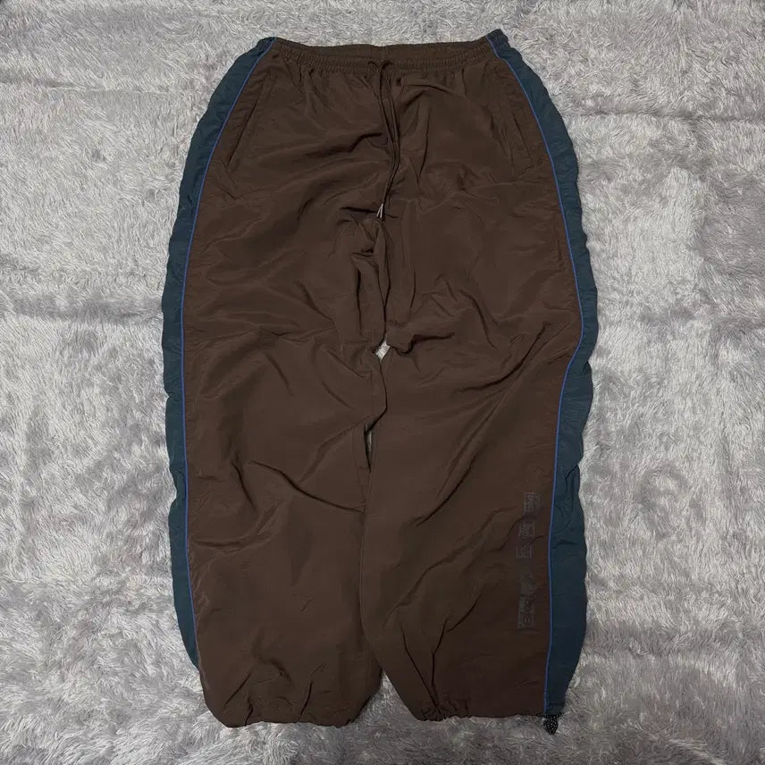 [BUNJANG] L Cachette Jinggle World Track Pants Brown / [L] 테켓 징글 월드 트랙팬츠 브라운