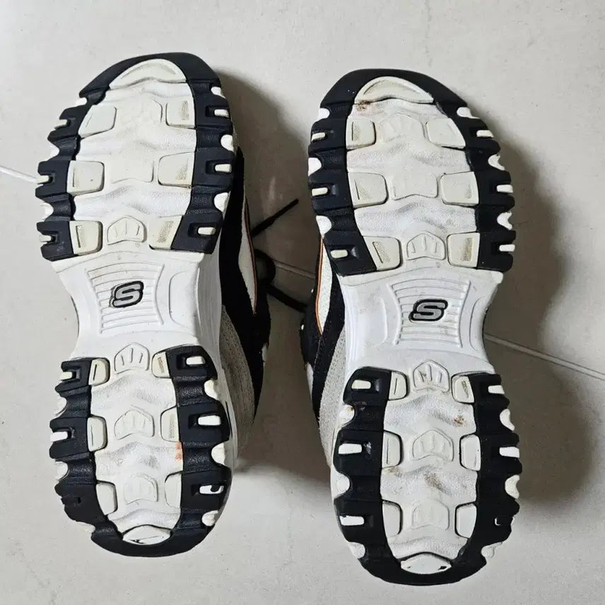 [SOLD OUT] 스케쳐스 딜라이트 운동화 230mm