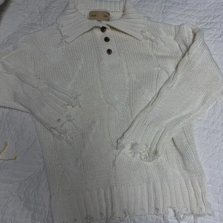 [BUNJANG] Matinkim Destroyed Collar Knit Top / 마뗑킴 드스트로이드 카라 니트