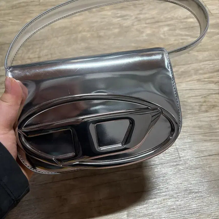 [BUNJANG] DIESEL Silver Shoulder Bag / DIESEL 디젤 실버 숄더백 판매합니다