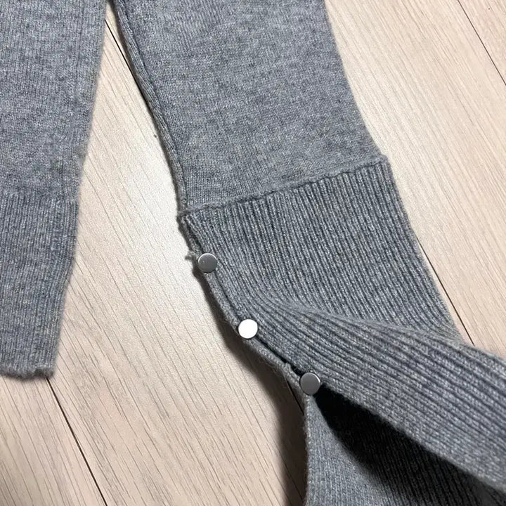 [BUNJANG] Club Monaco Cashmere 100% Slit Button Knit Sweater / 한섬 클럽모나코 캐시미어100% 소매 슬릿 버튼 니트 그레이 회색