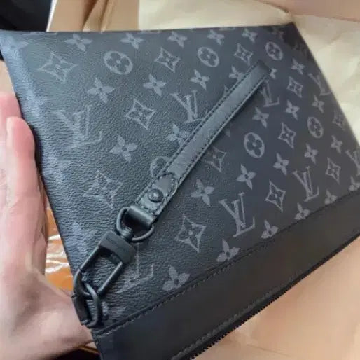 [BUNJANG] Louis Vuitton Pochette To Go Monogram Eclipse Clutch / 루이비통 포쉐트 투 고 모노그램 이클립스 블랙