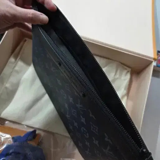 [BUNJANG] Louis Vuitton Pochette To Go Monogram Eclipse Clutch / 루이비통 포쉐트 투 고 모노그램 이클립스 블랙