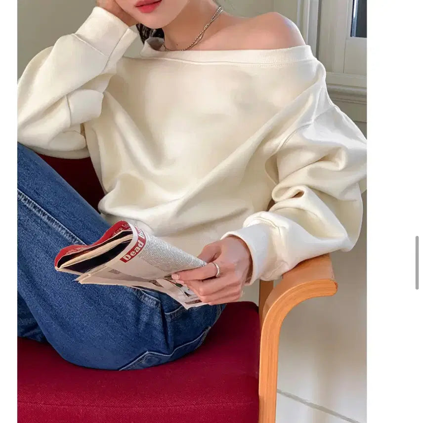 [BUNJANG] Ivory Off-Shoulder Sweatshirt / 아이보리 오프숄더 맨투맨