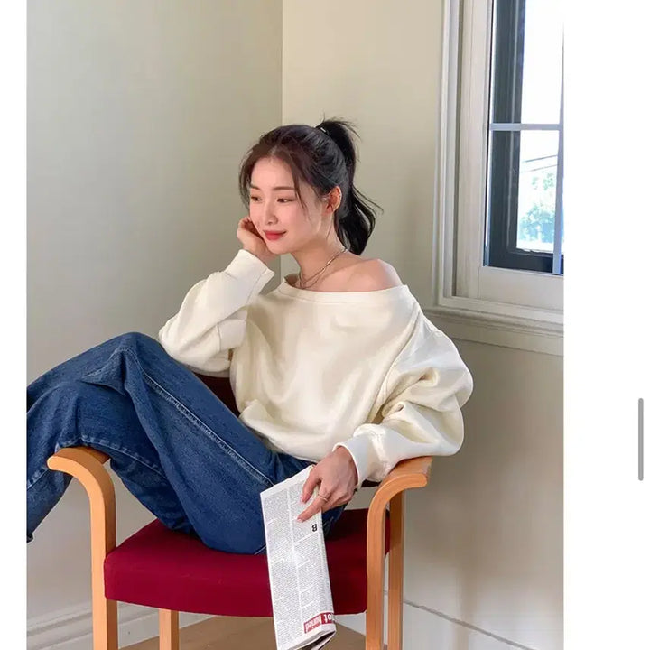 [BUNJANG] Ivory Off-Shoulder Sweatshirt / 아이보리 오프숄더 맨투맨