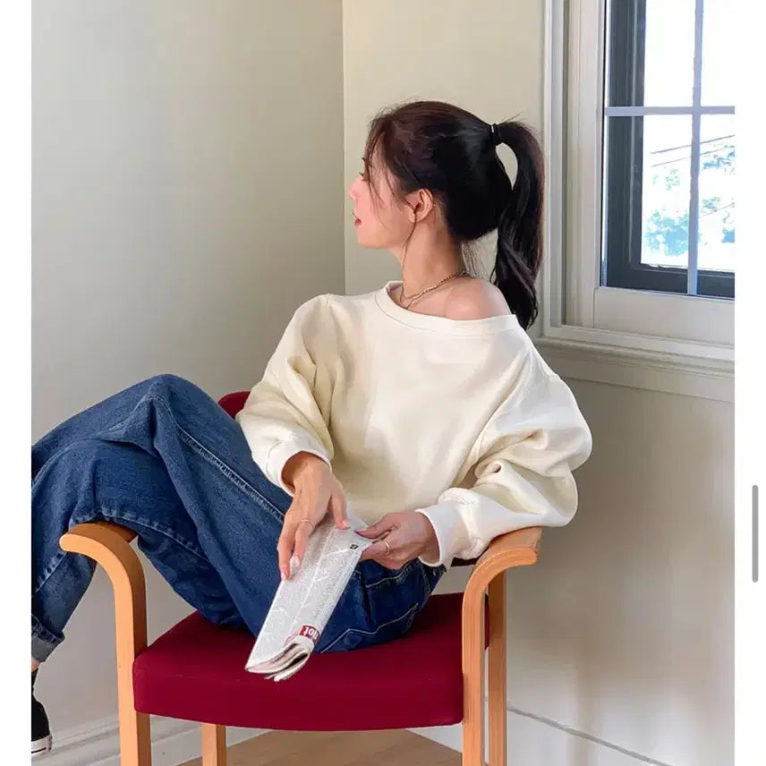 [BUNJANG] Ivory Off-Shoulder Sweatshirt / 아이보리 오프숄더 맨투맨