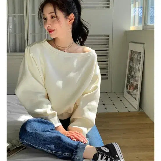 [BUNJANG] Ivory Off-Shoulder Sweatshirt / 아이보리 오프숄더 맨투맨