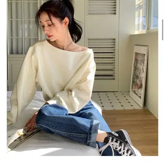 [BUNJANG] Ivory Off-Shoulder Sweatshirt / 아이보리 오프숄더 맨투맨
