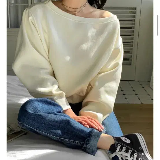 [BUNJANG] Ivory Off-Shoulder Sweatshirt / 아이보리 오프숄더 맨투맨