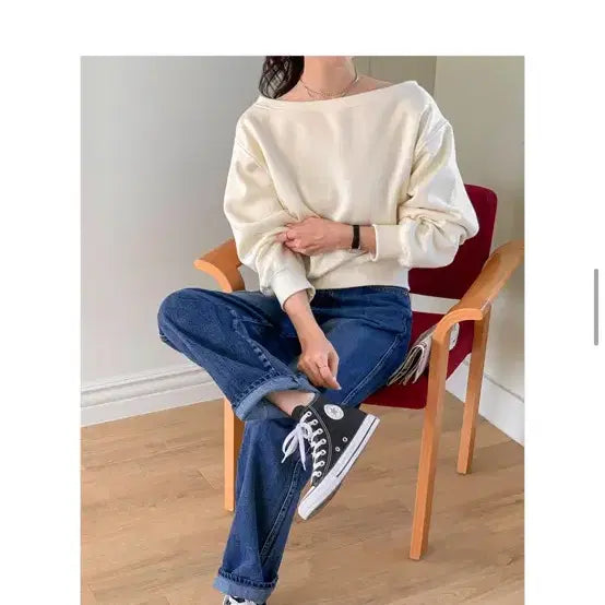 [BUNJANG] Ivory Off-Shoulder Sweatshirt / 아이보리 오프숄더 맨투맨