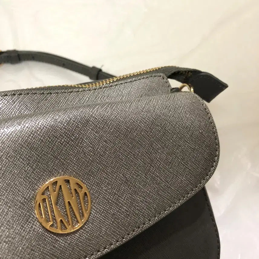 [BUNJANG] DKNY Crossbody Bag / DKNY 크로스백@9995
