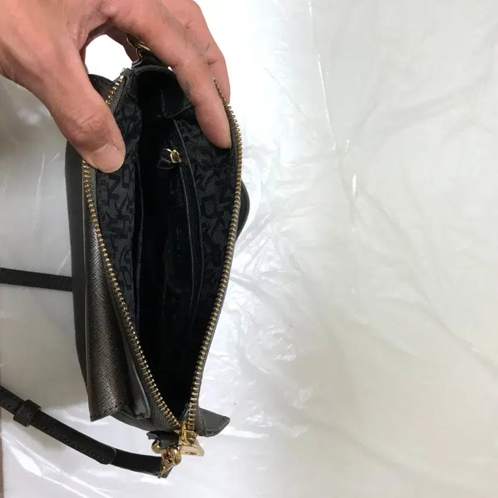 [BUNJANG] DKNY Crossbody Bag / DKNY 크로스백@9995