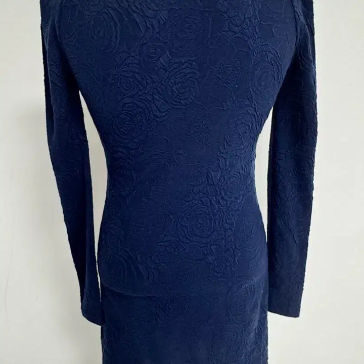 [BUNJANG] Navy Embossed Floral Mini Dress / 네이비 플라워 엠보싱 긴팔 미니 원피스