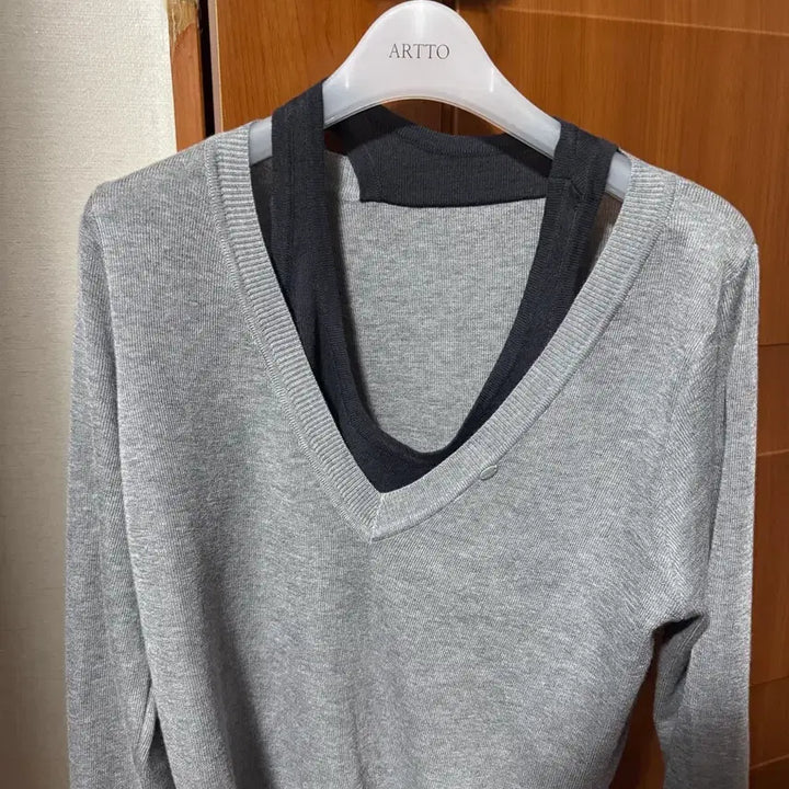 [BUNJANG] Innisfree Mini Pendant Soft V-neck Knit Sweater / (새상품 배포) 이너니티 미니 펜던트 소프트 브이넥 니트