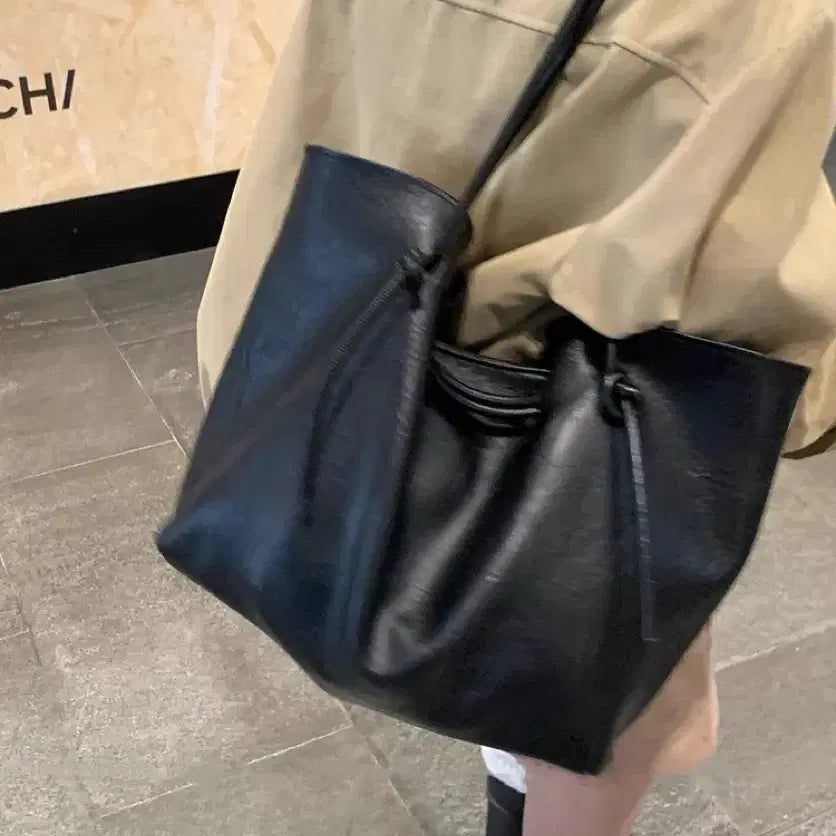 [BUNJANG] Black Leather Drawstring Shoulder Bag / 블랙 가죽 드로스트링 숄더백(무료배송)