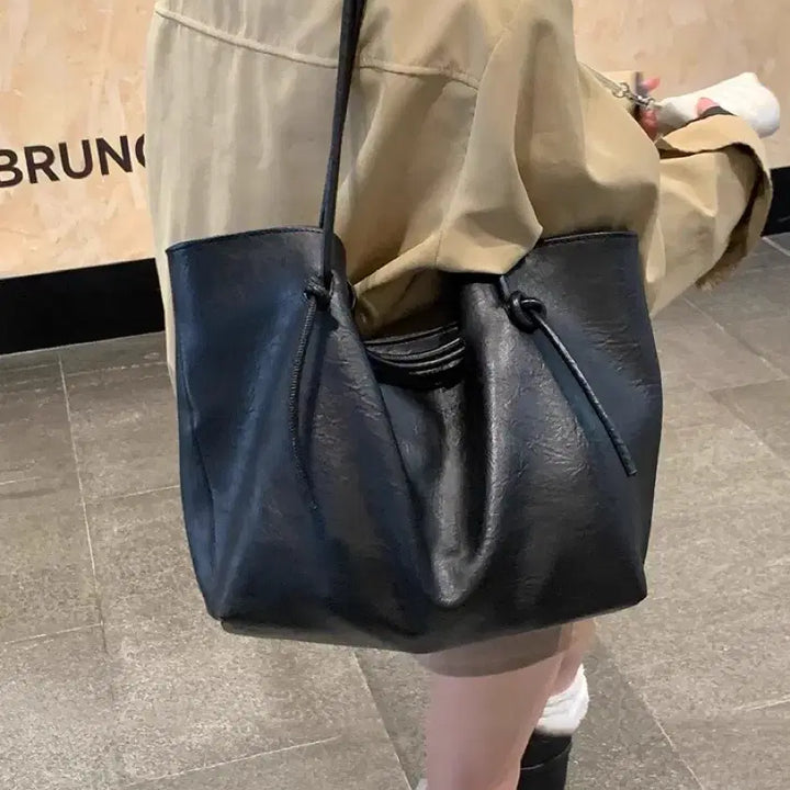 [BUNJANG] Black Leather Drawstring Shoulder Bag / 블랙 가죽 드로스트링 숄더백(무료배송)