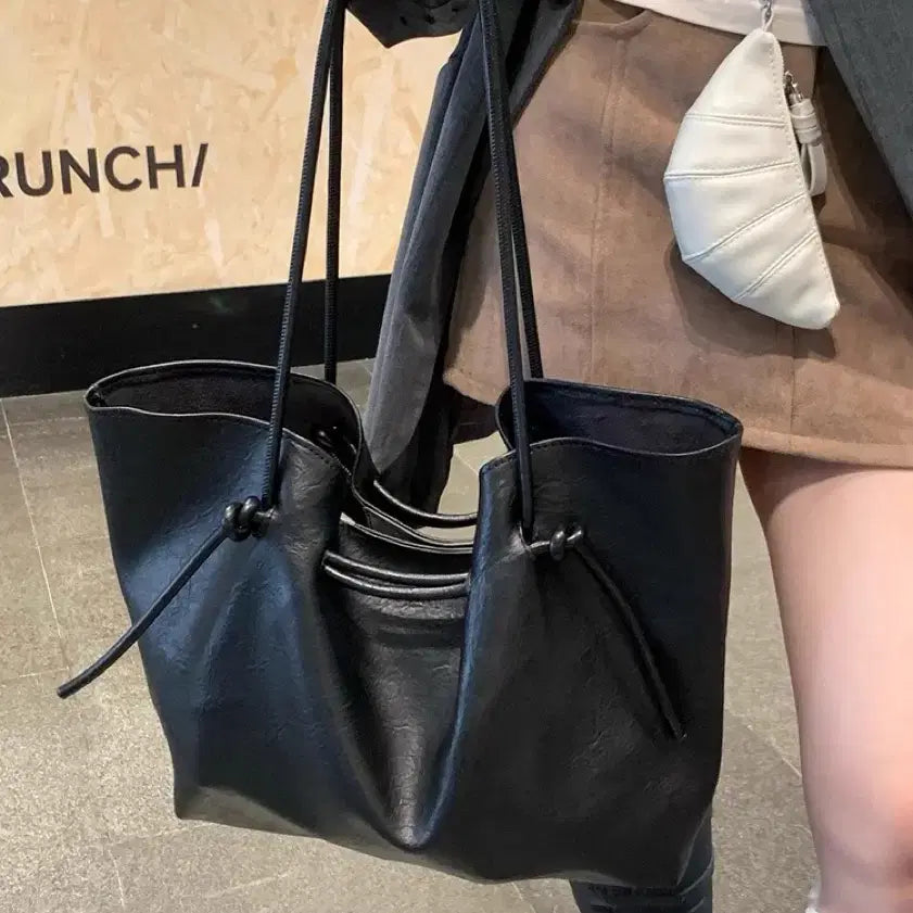 [BUNJANG] Black Leather Drawstring Shoulder Bag / 블랙 가죽 드로스트링 숄더백(무료배송)