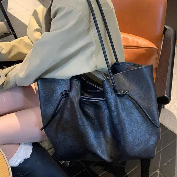 [BUNJANG] Black Leather Drawstring Shoulder Bag / 블랙 가죽 드로스트링 숄더백(무료배송)